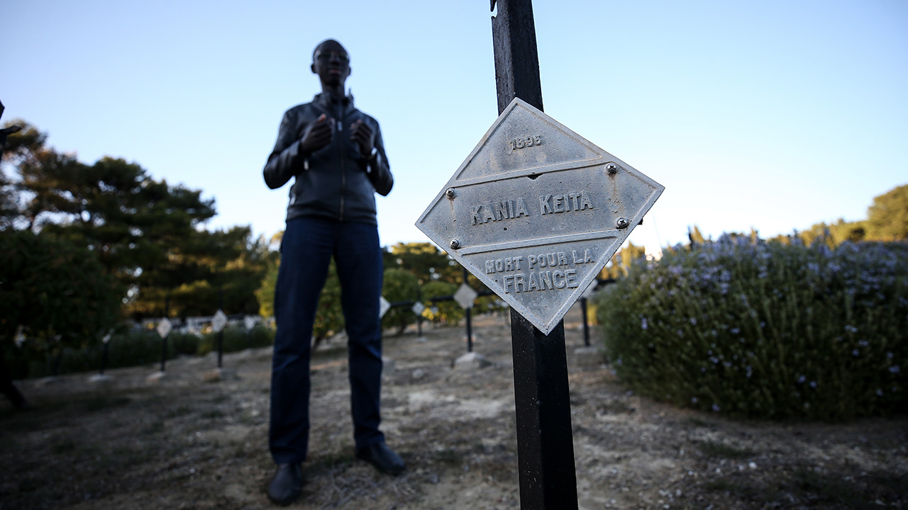 İstanbul`daki Sağlık Bilimleri Üniversitesinden tarihi Gelibolu Yarımadası`na gelen bir grup öğrenci, Fransız mezarlığındaki Senegalli Müslüman askerlerin kabirleri başında dua etti.