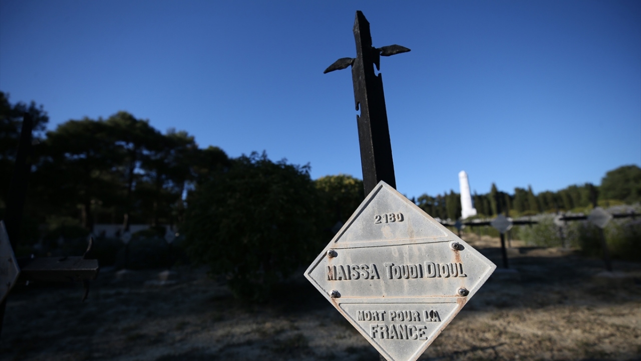 Daha sonra Rektör Prof. Dr. Cevdet Erdöl ile Fransız mezarlığına geçen öğrenciler, Senegalli Müslüman askerlerin kabirleri başında dua ederek atalarını andı.