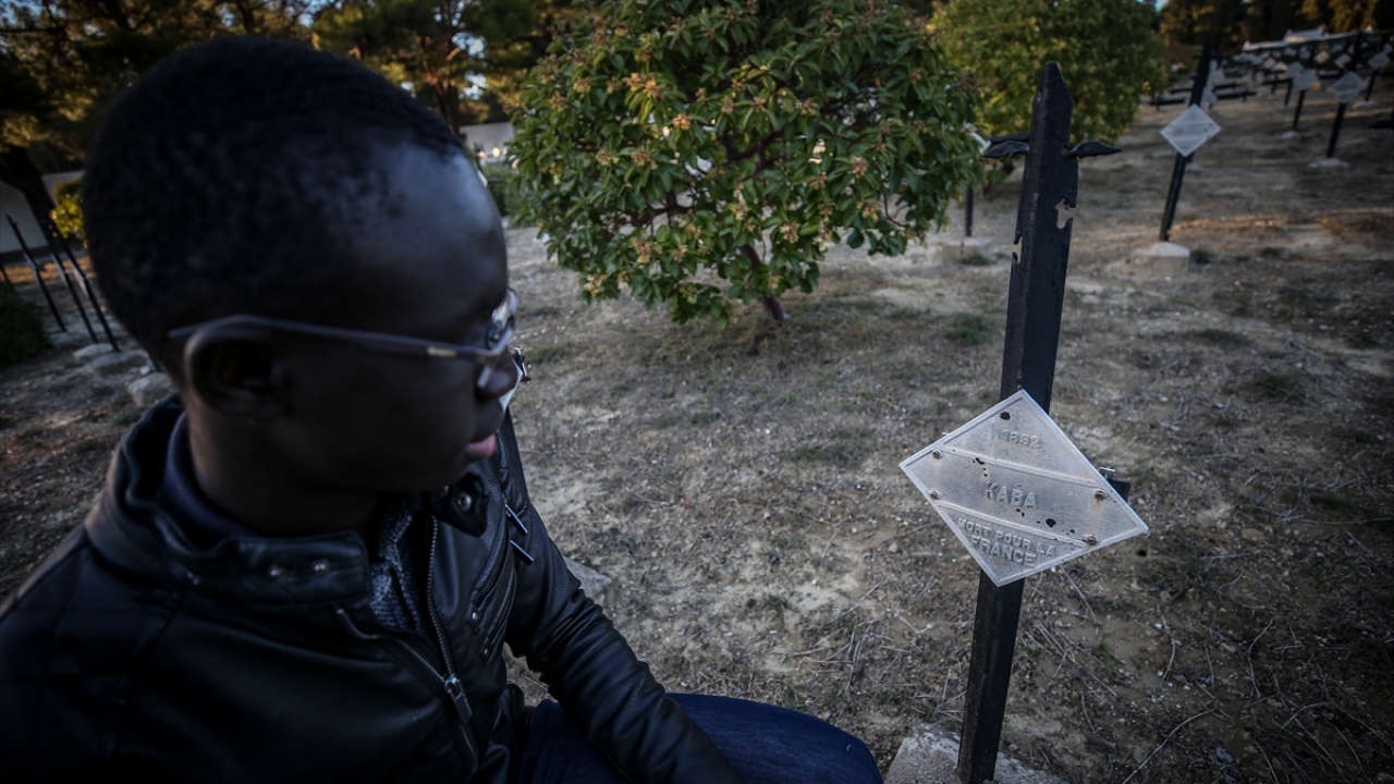 Senegalli öğrenci, savaşlar bitince Müslüman askerlerin cenazelerinin Fransız mezarlığına defnedildiğini belirtti.