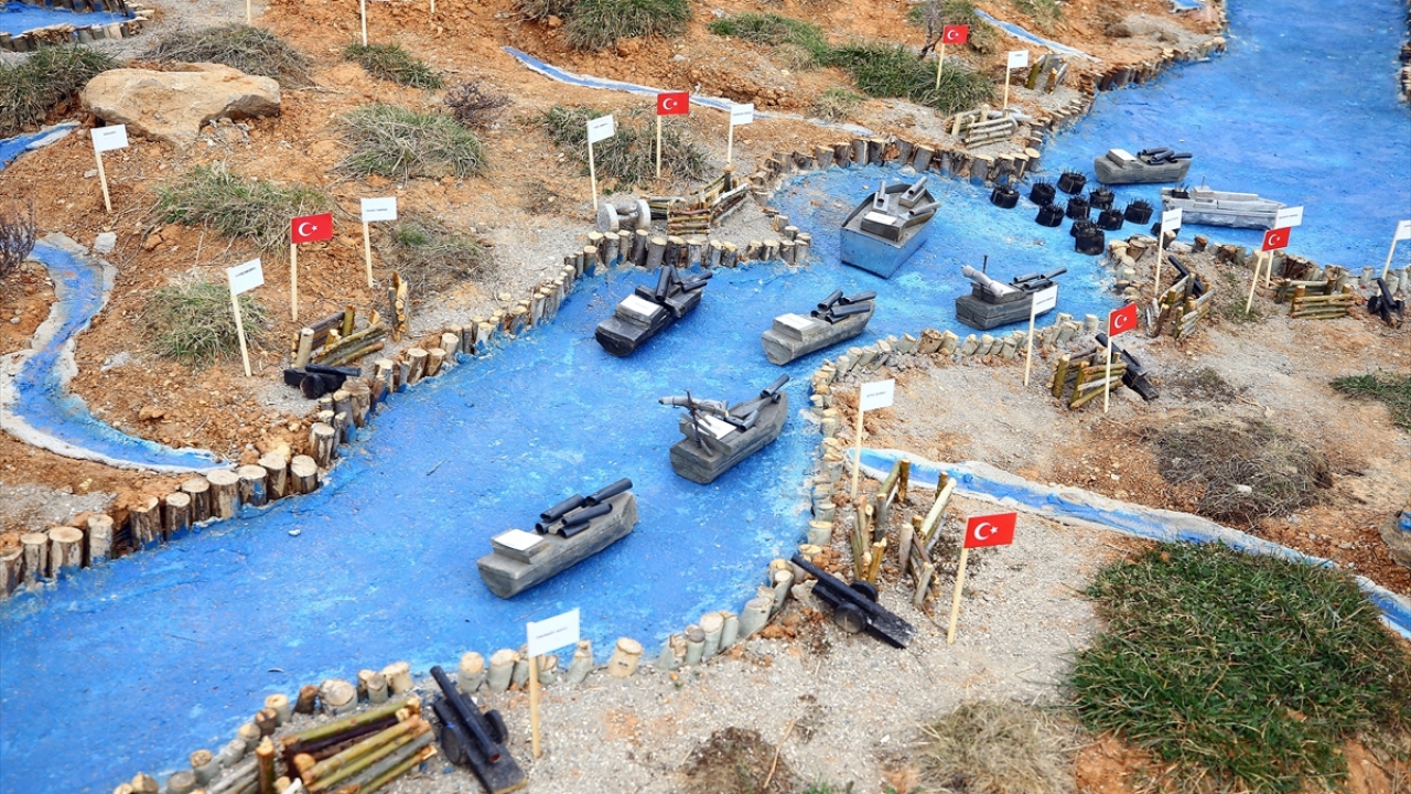 Tarih öğretmeni Hasan Hüseyin Yargı da öğrencilerle Çanakkale Gelibolu Yarımadası minyatürü için uzun mesai harcadıklarını dile getirdi. 