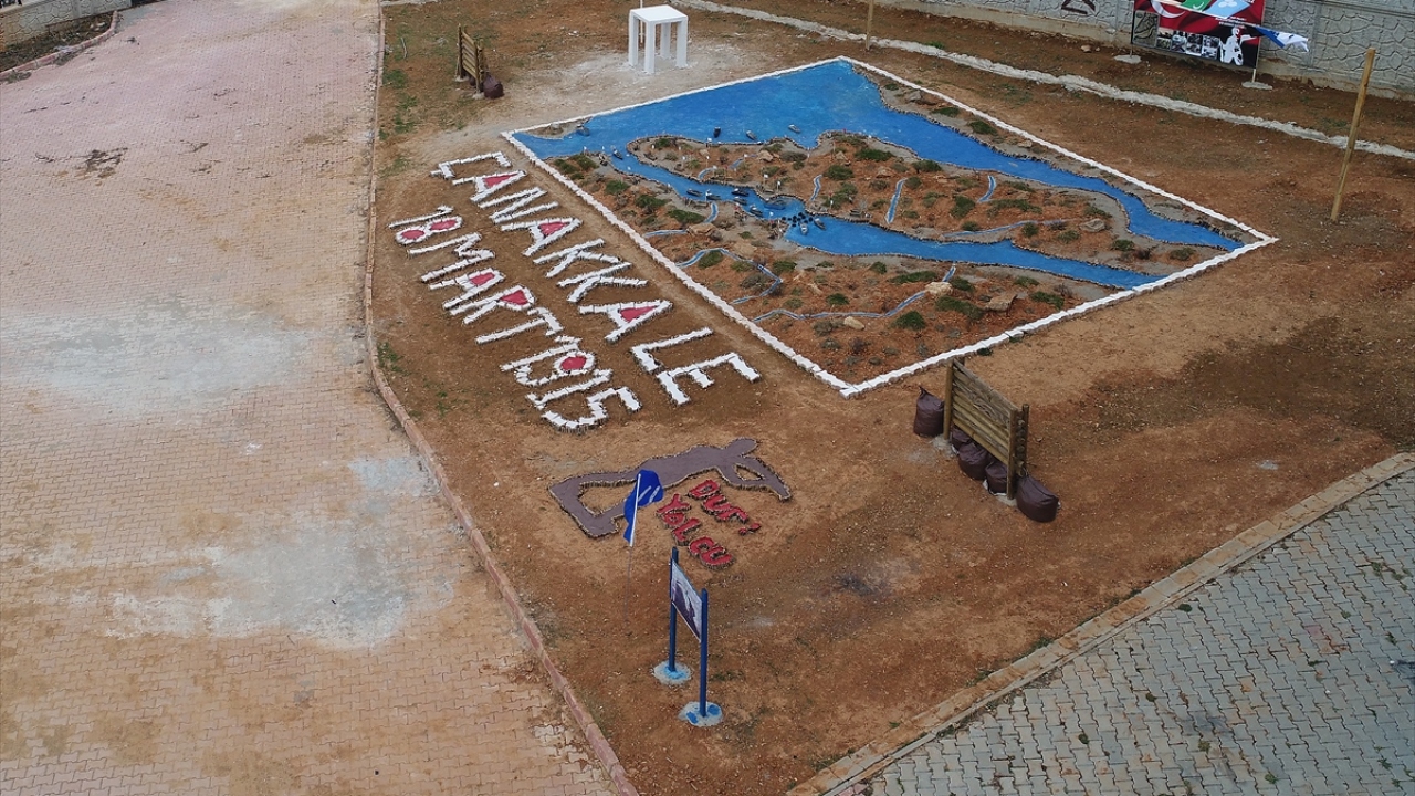 Tam 3 bin 960 kazık çaktıklarını aktaran Yargı, "Dur yolcu" yazısı da dahil bir kompozisyon oluşturduklarını anlattı.