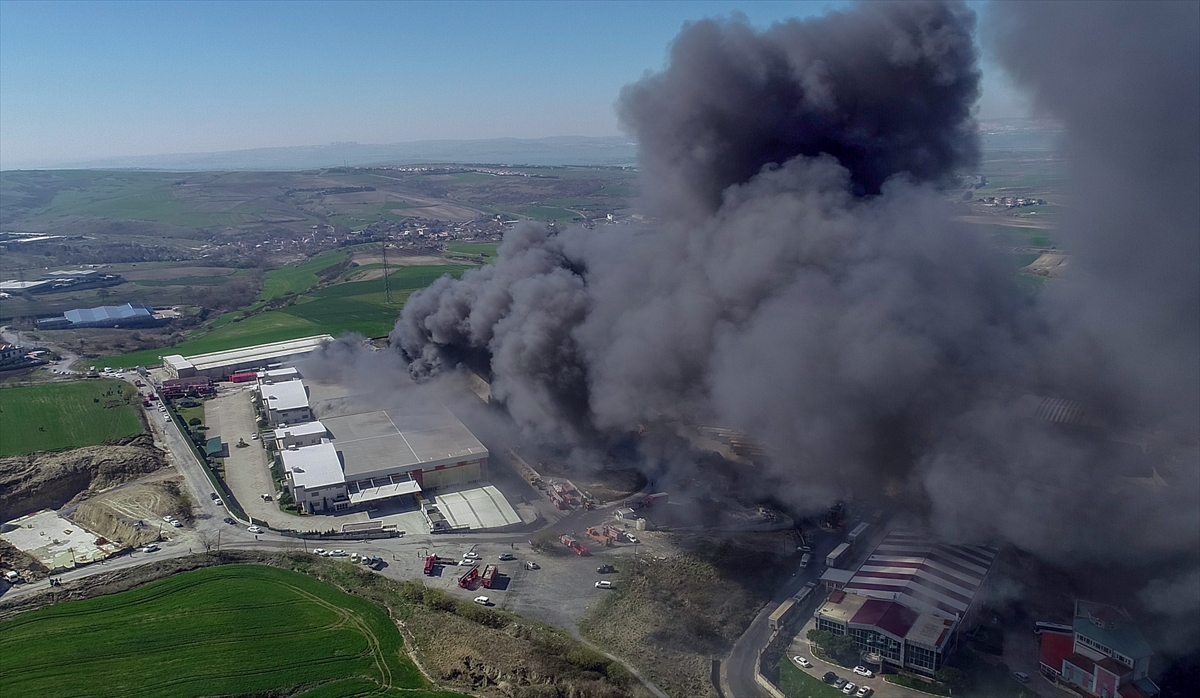 İtfaiye ekiplerinin yangına müdahalesi sürüyor.