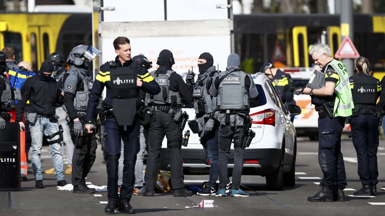 Ayrıca okullara kapılarını kapalı tutumaları uyarısında bulunuldu.