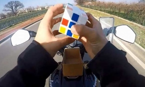 Motosiklet kullanırken rubik küp çözen sürücüye ceza