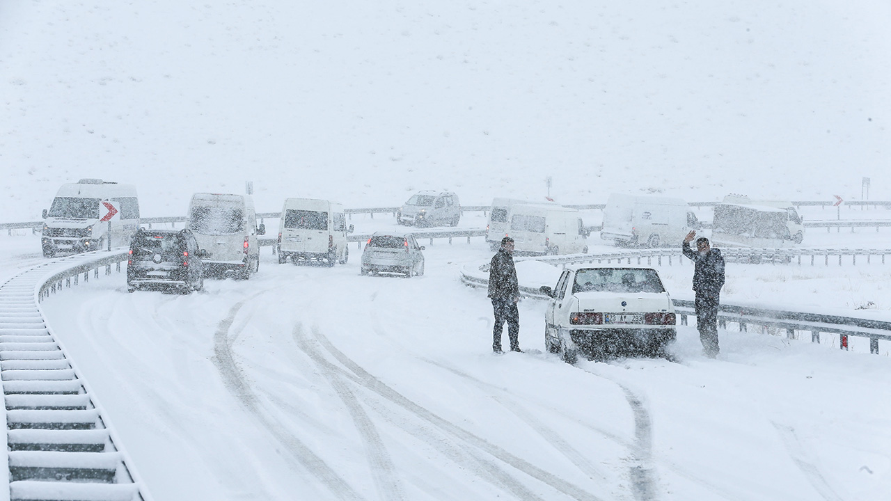 Kent genelinde dün gece başlayan kar ve tipi, yüksek kesimlerde etkisini arttırdı.