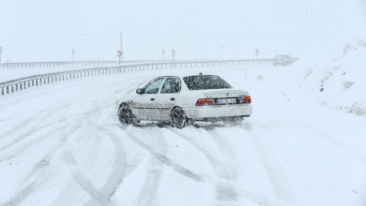 Yetkililer, sürücüleri zincirsiz yola çıkmamaları yönünde uyardı. 