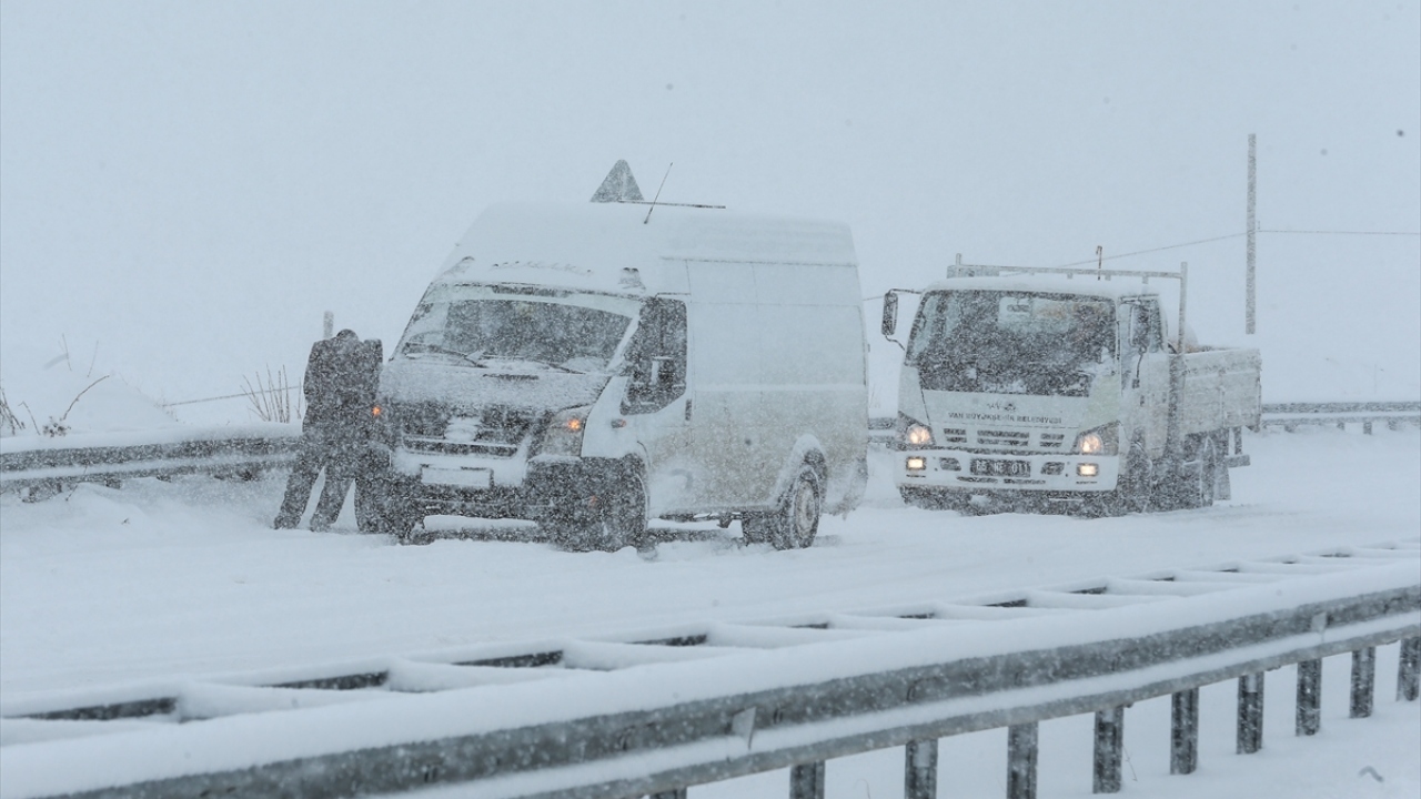 Sürücü Abdulhaluk Kara da "Hava çok kötüydü, birçok insan burada mağdur oldu. Zor şartlarda aracımıza zincir taktık. Kaza riski de yaşadık. Bir araç tipi nedeniyle az daha bize çarpıyordu. Yol açıldı, şimdi devam edeceğiz." diye konuştu.