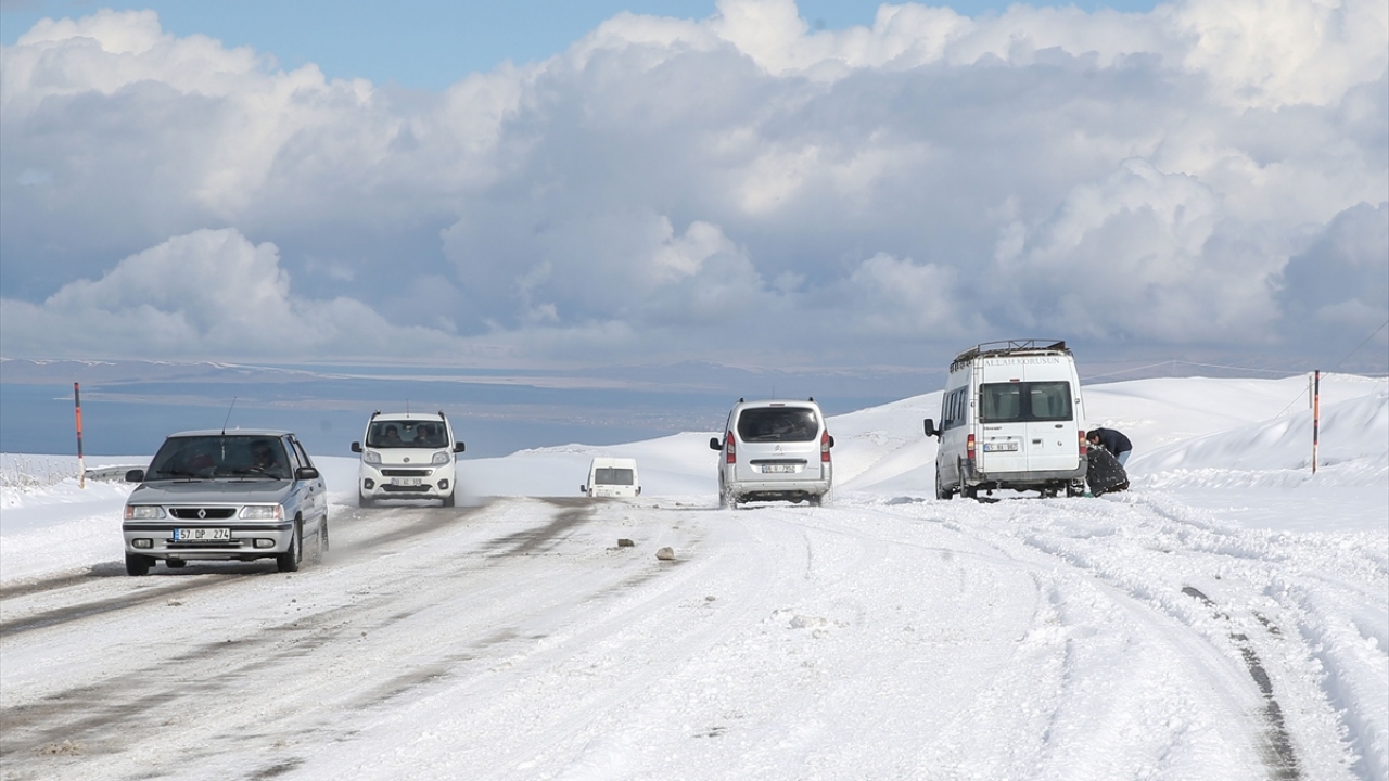 Tipi nedeniyle zor anlar yaşayan sürücüler, Karayolları 11. Bölge Müdürlüğü ekiplerinin yolu açmasının ardından araçlarına zincir takarak yollarına devam etti. 