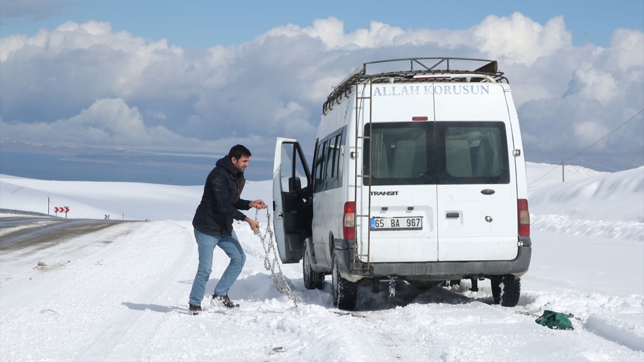 Ekipler, tipi nedeniyle sık sık kapanan yolda, açma ve tuzlama çalışmalarını sürdürüyor.