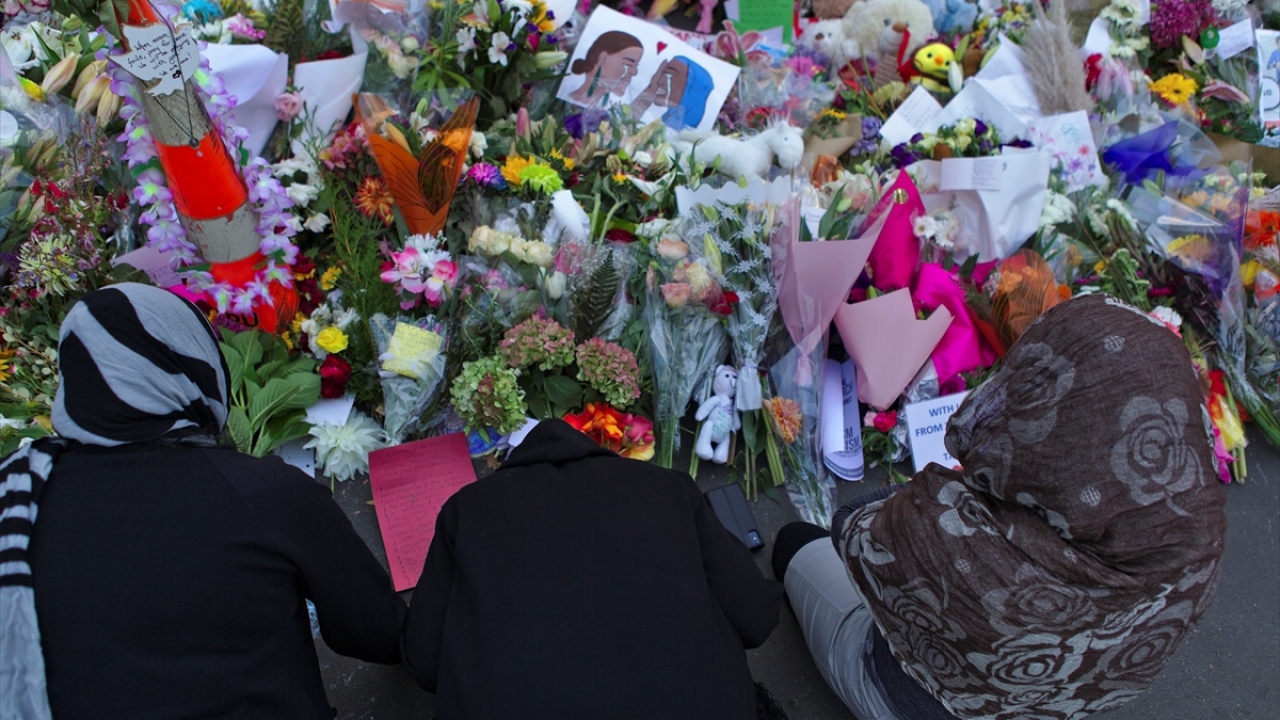 Katliamdan bu yana terör ve ırkçılığa karşı anma programlarıyla tepkiler gösteriliyor. Yeni Zelanda gazetelerindeyse "bir şehir yas tutuyor" manşeti öne çıkıyor.