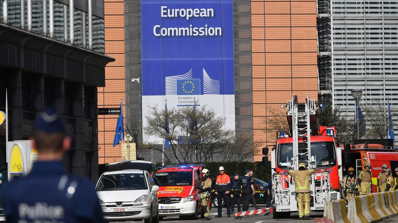 Belçika`nın başkenti Brüksel`deki Breydel Caddesi üzerinde, AB Komisyonuna danışmanlık hizmeti sağlayan bir kuruma ait bina, bomba ihbarı nedeniyle boşaltıldı.