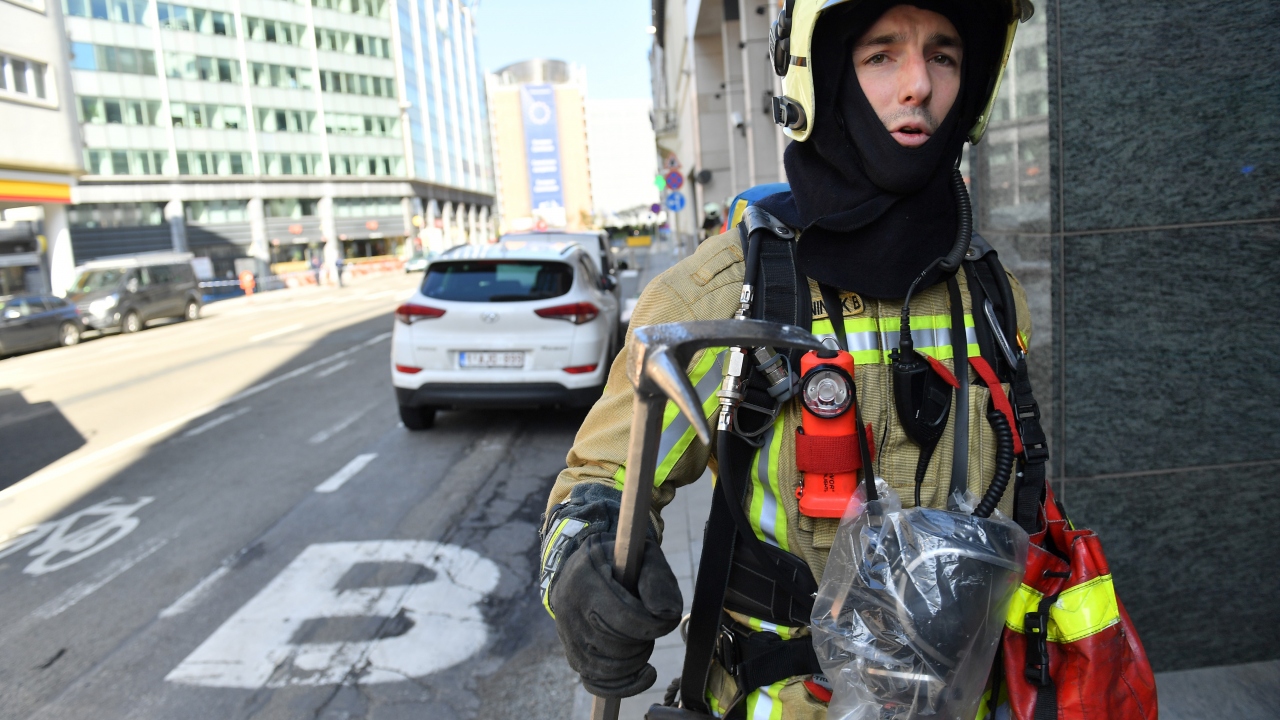 Olay yerine itfaiye ekipleri ve bomba imha uzmanları sevk edildi.