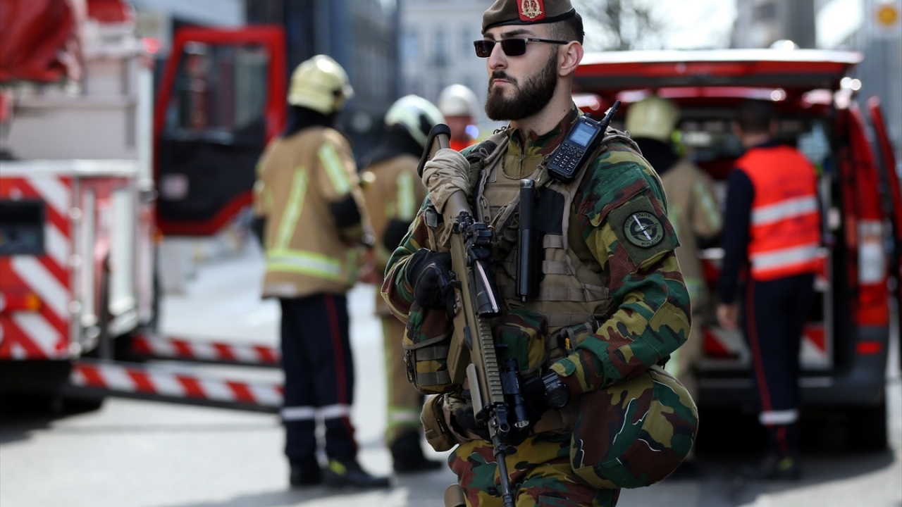 Polis söz konusu alanı güvenlik çemberine aldı.