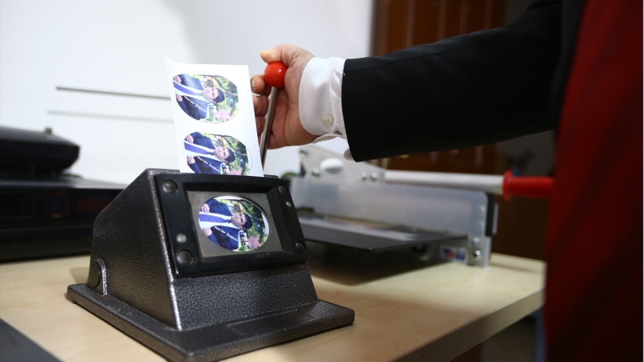 Ozan`ın annesi Aysel Ulusoy da emekli matematik öğretmeni olduğunu anlatarak, "Şu anda şirkette Ozan`ın elemanıyım. Birlikte çalışıyoruz." ifadelerini kullandı. 