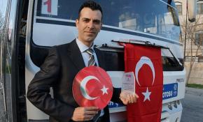 Trafikte aracını durduran şoför Türk Bayrağını yerde bırakmadı