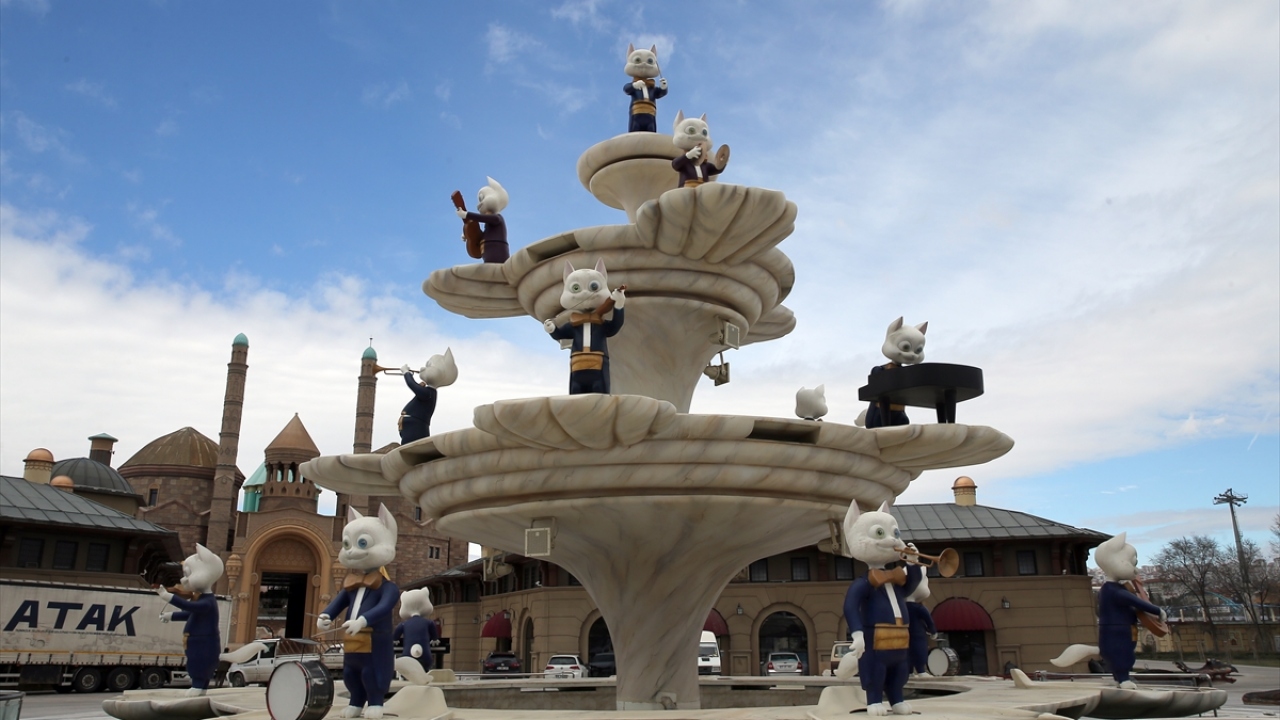 Çocuklar ve yetişkinler için her biri ayrı ayrı tasarlanmış bin 217 oyuncağın bulunduğunu anlatan Erdoğan, Ankapark’ın ayrıca 120 metre yüksekliğe ulaşabilen dünyanın en büyük ikinci fıskiyesine ev sahipliği yaptığını ifade etti.