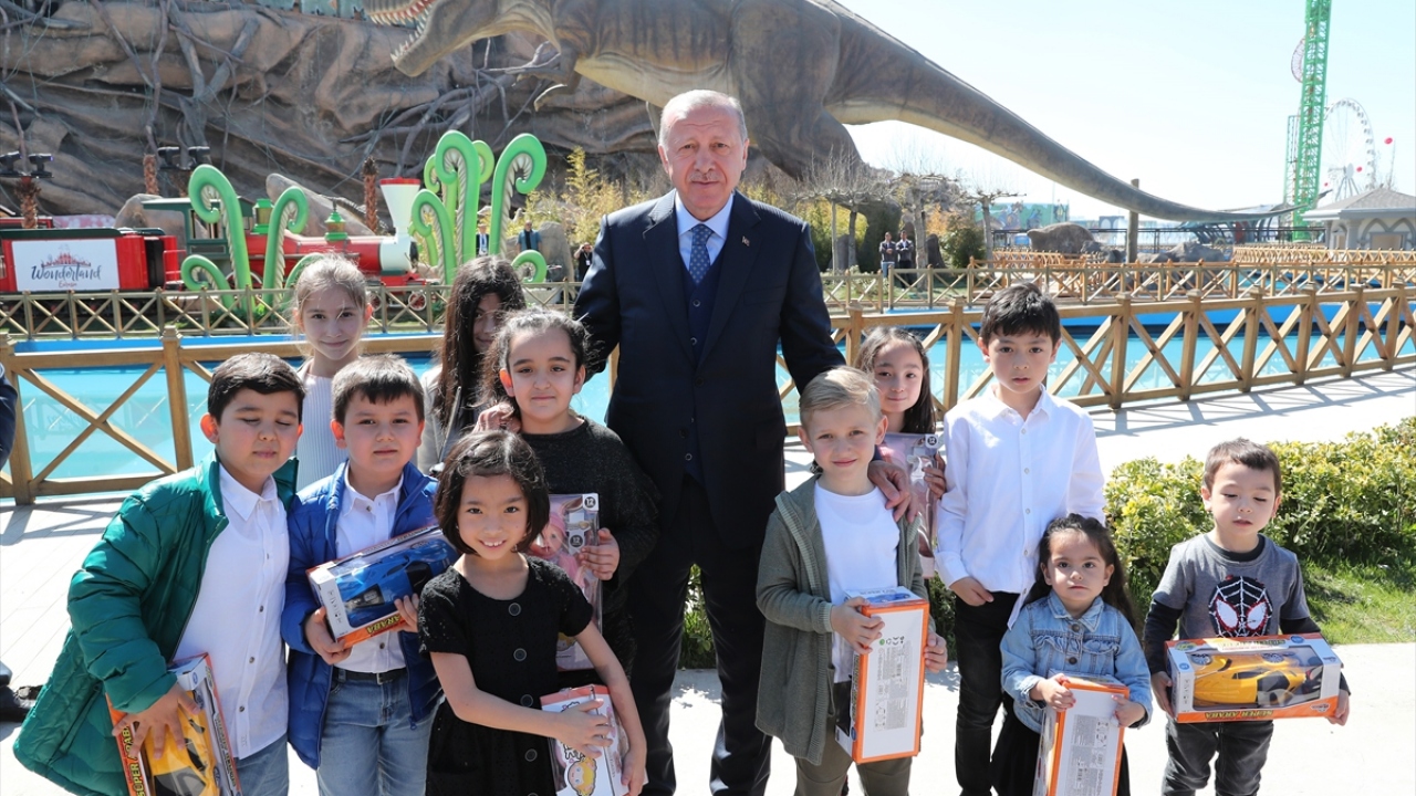 Türkiye Cumhurbaşkanı ve AK Parti Genel Başkanı Recep Tayyip Erdoğan, Ankapark (Wonderland Euroasia) Açılış Töreni`ne katıldı. Cumhurbaşkanı Erdoğan, çocuklara hediye vererek fotograf çektirdi.