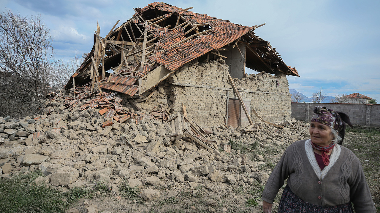 Depremde can kaybı yaşanmazken 3 hafif yaralı vatandaşın olduğu bilgisi verildi.