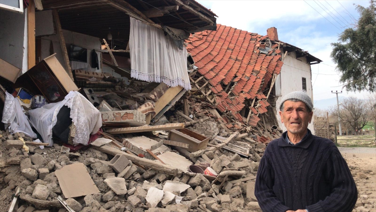 Deprem tüm Ege Bölgesi ile Güney Marmara kentlerinde de hissedildi.