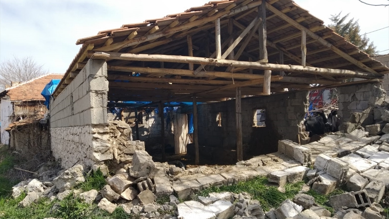 Depremde can kaybı yaşanmazken, bazı binalarda hasarlar oluştu.