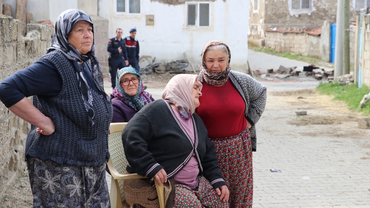 Depremde evi yıkılan Yurducan Arman, " Evim yandı, hiç kalmadı. 50 yıllık evim başımıza yıkıldı. Yeni tadilat yaptırmıştım. Yüreğim yanıyor."dedi.