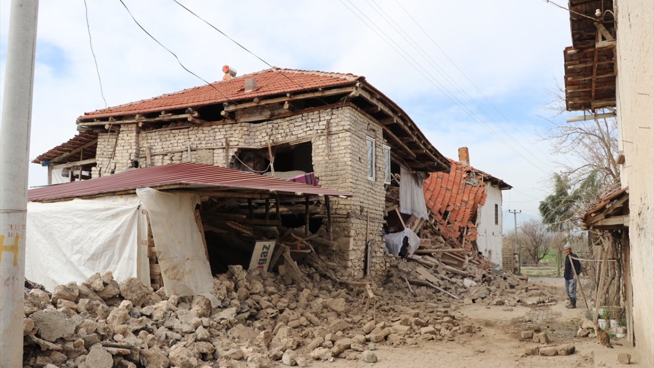 Acıpayam merkezli 5.5 büyüklüğündeki depremle ilgili AFAD ekipleri hasar tespit çalışmalarını sürdürüyor.