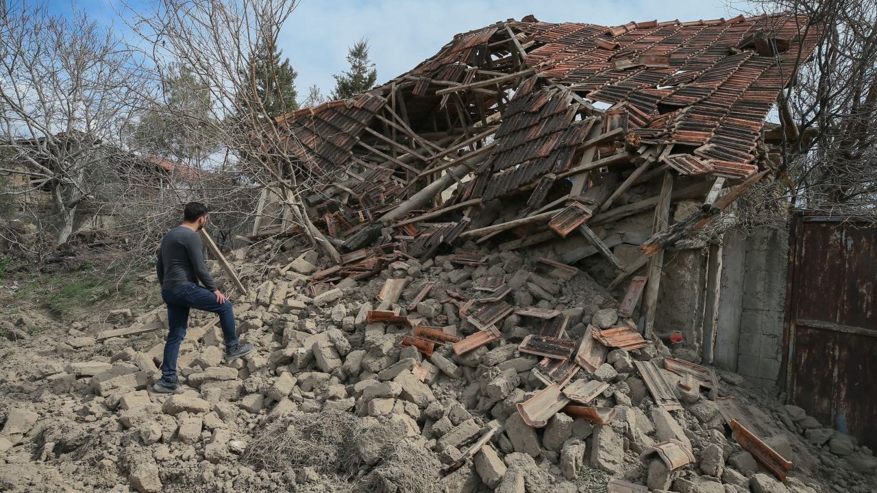 Deprem sonrası vatandaşlar olayın şokunu atlatmaya çalışırken hasar gören evlerde zarar tespit çalışması başlatıldı. 