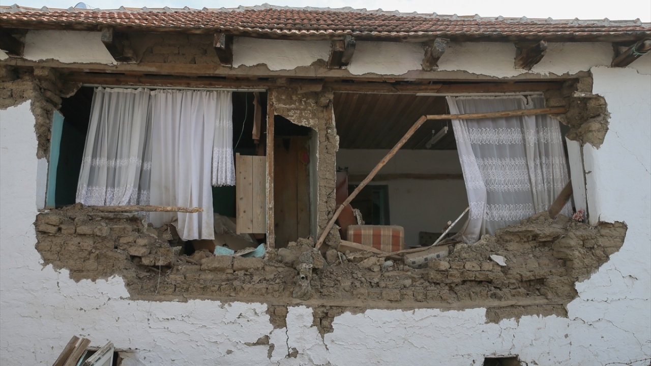 Şu ana kadar en büyüğü 4.8 olmak üzere 31 artçı deprem oldu.