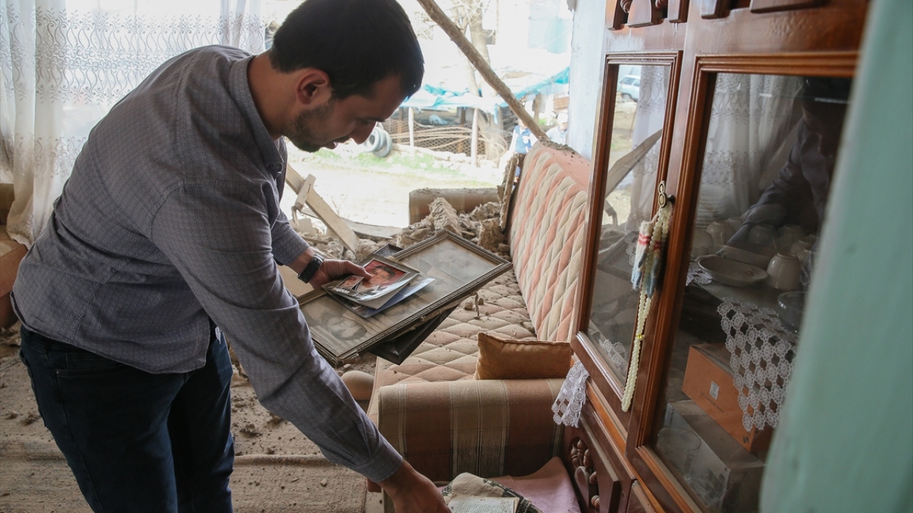 Mahallede atalarından kalma evde dedesi Mustafa Erbil ile birlikte yaşayan Mustafa Erbil (27) deprem sonrası hasar bulunan evine girerek eşyalarını topladı.