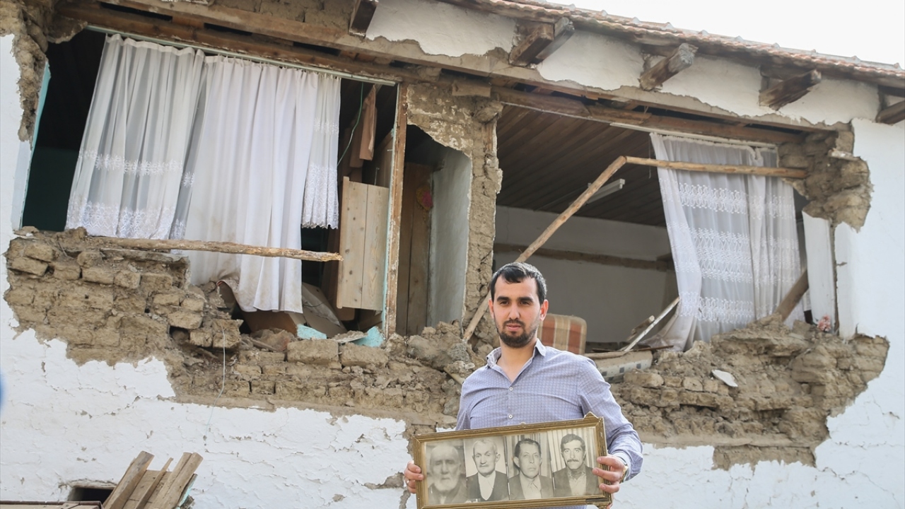Evde bulunan dede, baba, amca ve dayısına ait fotoğrafları alan Erbil, fotoğrafların manevi değeri olduğu için sadece fotoğrafları aldığını söyledi.