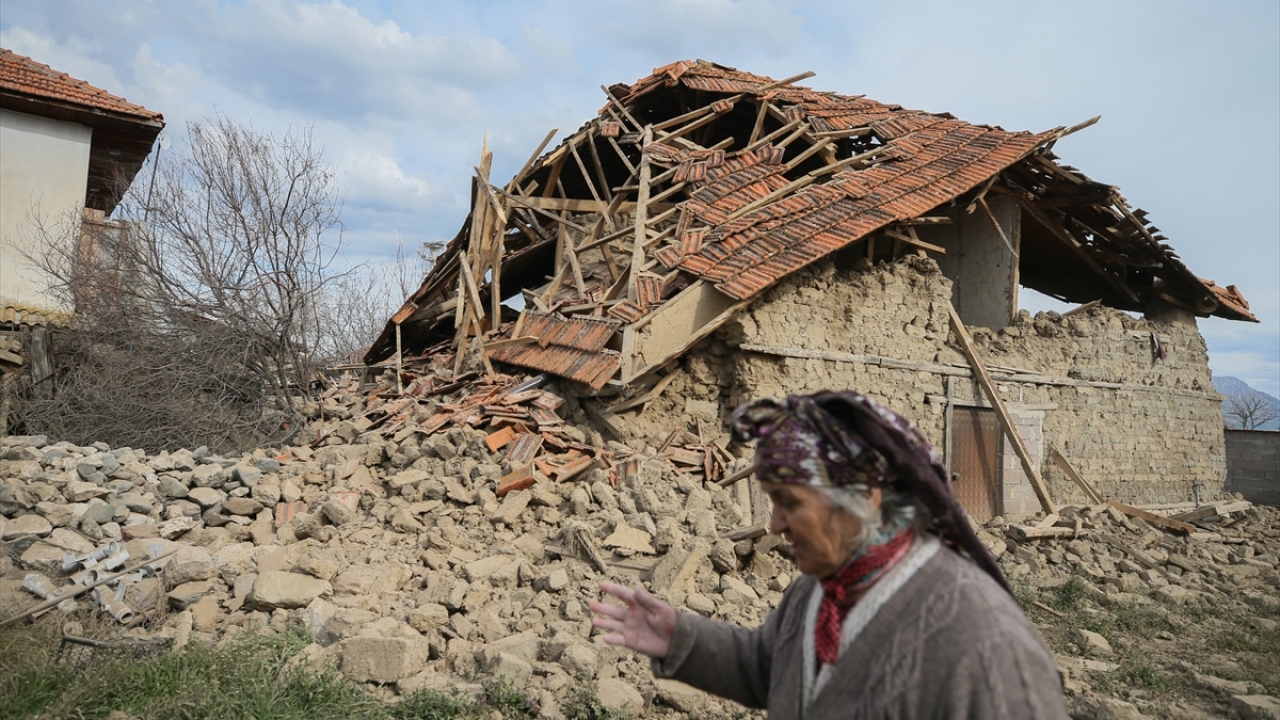 Karahöyük Mahallesinde bazı evlerde hasar oluştu. Depremde aralarında doğup büyüdüğü evin de bulunduğu 3 evi yıkılan 67 yaşındaki Fatma Akkan (fotoğrafta) üzüntü yaşadı.