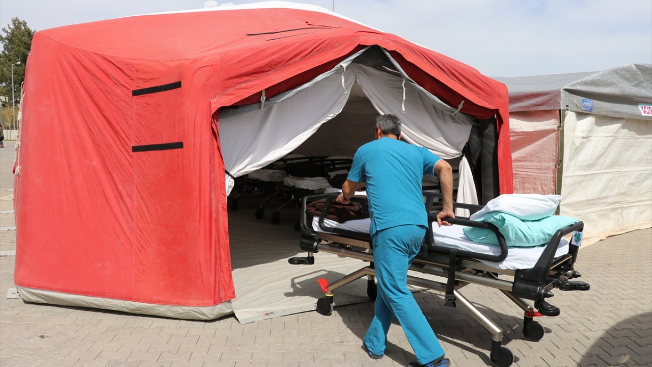 Deprem sırasında hastanede olan vatandaşlar ve sağlık görevlileri, hastane dışına çıktı.