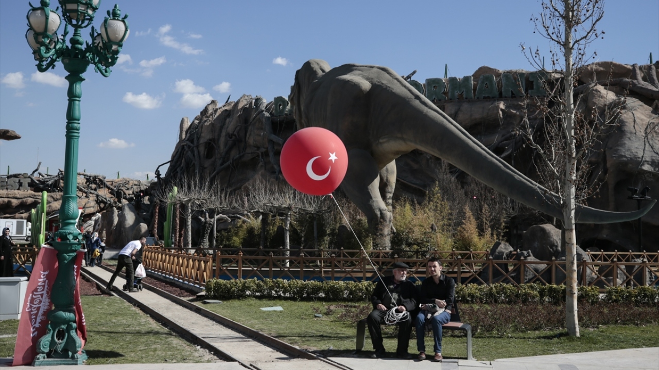 Erdoğan, “Binlerce araçlık otoparkı, 5 kilometre uzunluğundaki raylı sistemleri ve elektrik ihtiyacının belirli bir kısmını karşılayan 10 megavatlık güneş enerjisi sistemi ile Ankapark, aynı zamanda çevre dostu bir projedir.” dedi.