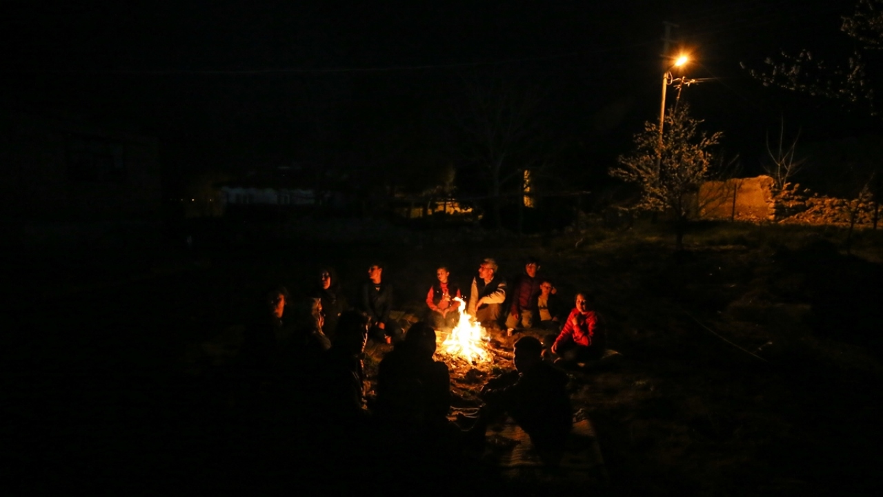 Acıpayam`da sabah saatlerinde yaşanan depremin ardından vatandaşlar, Yeniköy, Karahöyük, Ucarı, Apa, Oğuz ve Gedikli mahallelerinde belirlenen yerlere kurulan çadırlara aileleriyle yerleşti. 