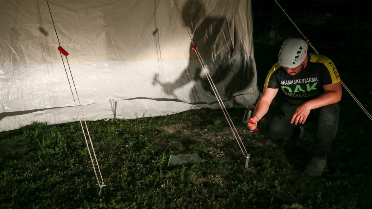 Evlerde oluşan hasar nedeniyle camilerden, "Evlere girmeyin, çadır ihtiyacı olanlara çadır verilecek" anonsları yapılıyor. 