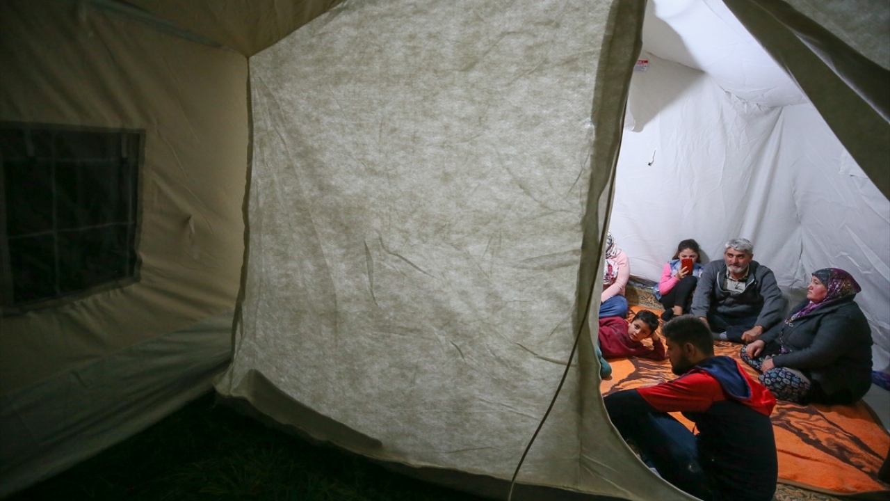 Havanın kararmasıyla üşüyen vatandaşlardan kimisi elektrikli soba yardımıyla ısındı, kimisi ise çadır başında ateş yaktı.