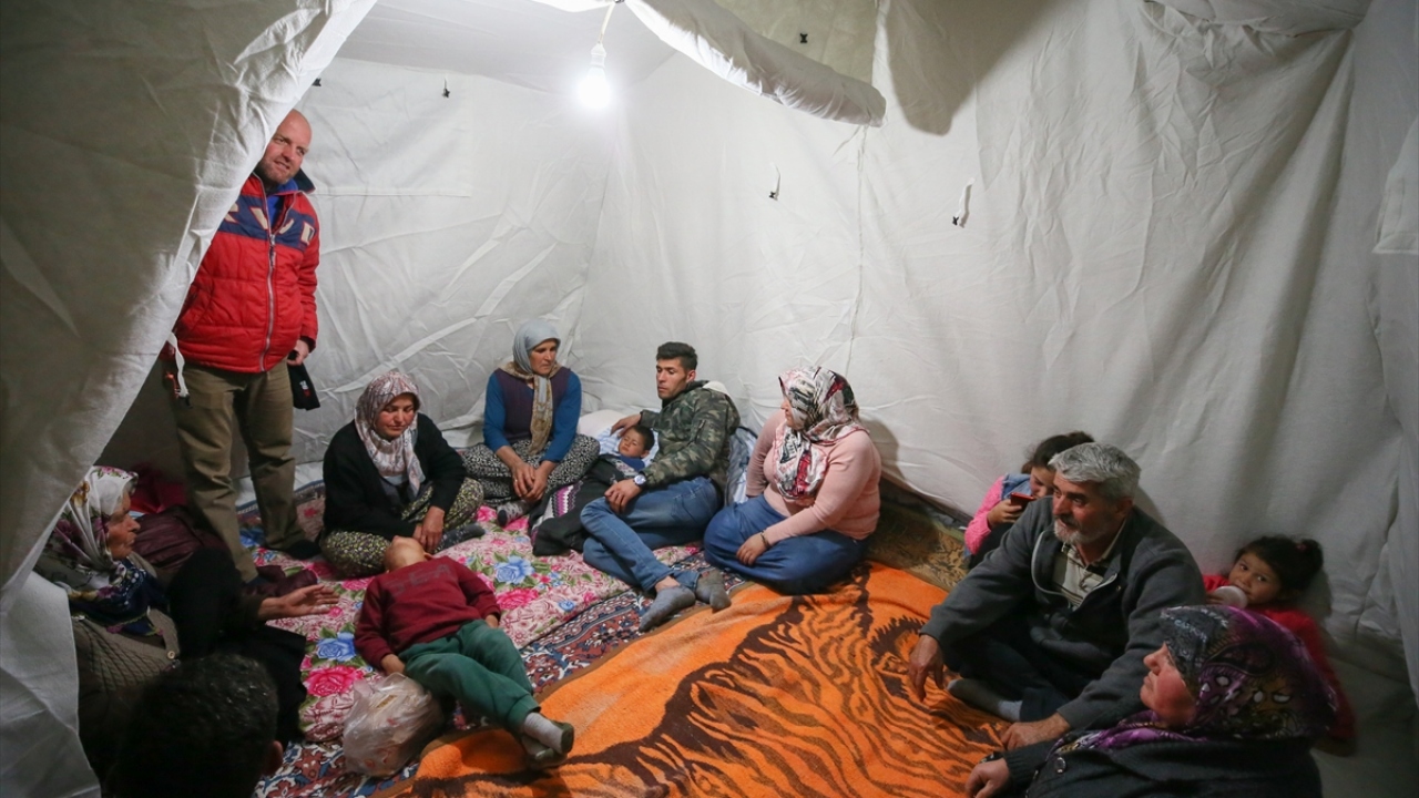Geceyi çadırda geçirecekler için jandarma ekipleri mahalle girişlerinde güvenlik noktaları oluşturdu, dışarıdan gelenlere kimlik kontrolü yaptı. 