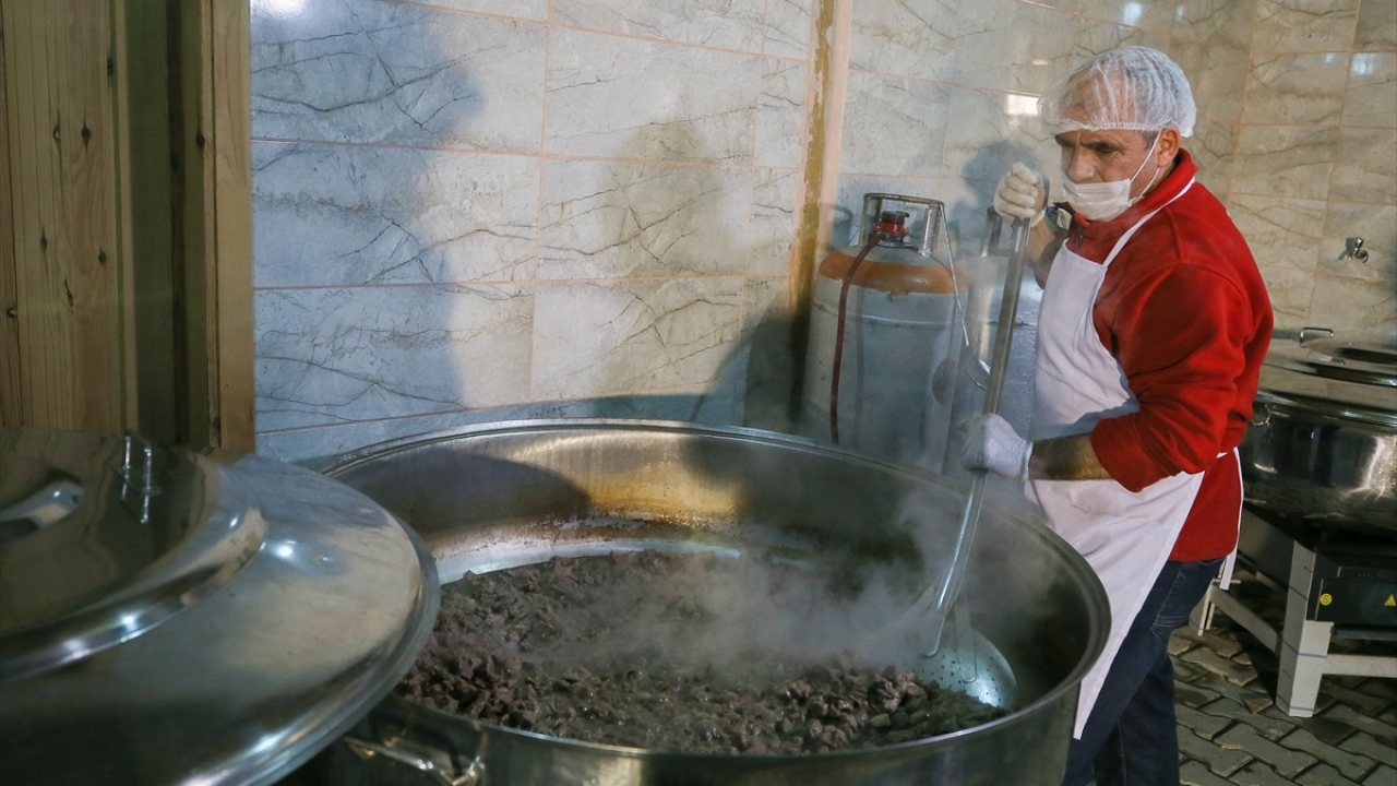 Denizli`nin Acıpayam ilçesinde meydana gelen 5,5 büyüklüğündeki depremden etkilenen vatandaşlar için Ucarı Mahallesinde Türk Kızılayı tarafından Mobil Mutfak Aracında yemek pişirildi.