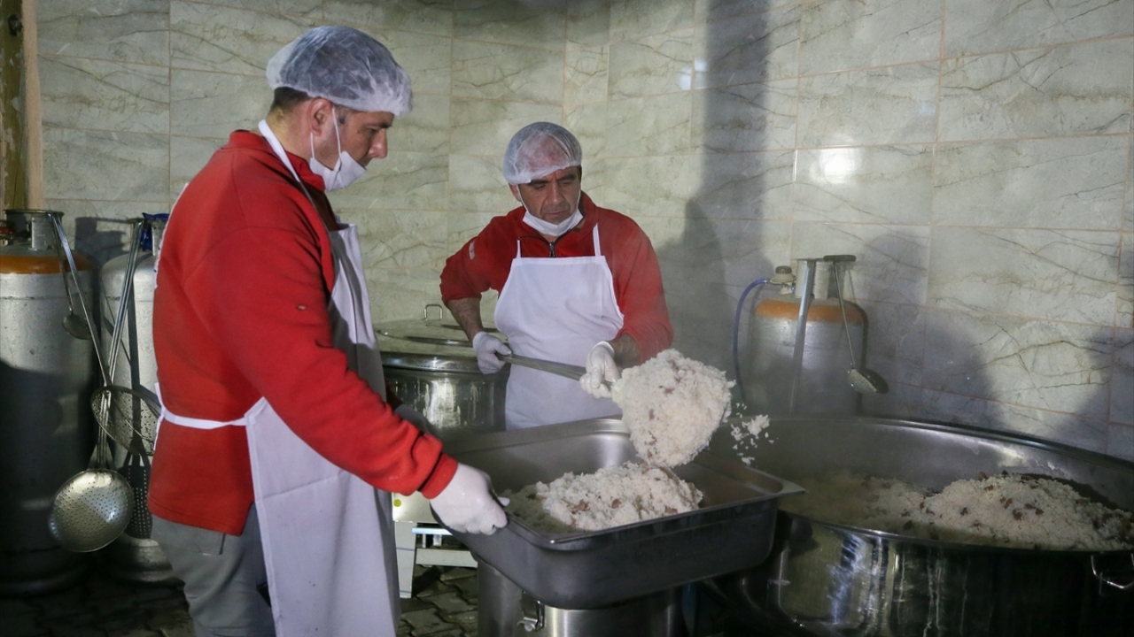 Görevliler tarafından hazırlanan yemekler, bölgede depremden etkilenen vatandaşlara dağıtıldı.