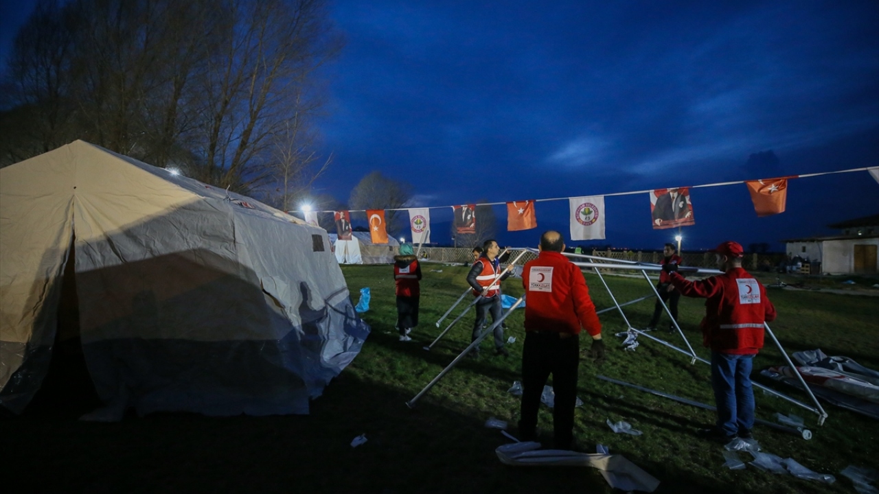 Deprem nedeniyle ilçedeki bazı evlerde hasar oluştu. Depremin ardından Kızılay ve AFAD ekipleri Uçarı Mahallesi’nde çadırlar kurdu.
