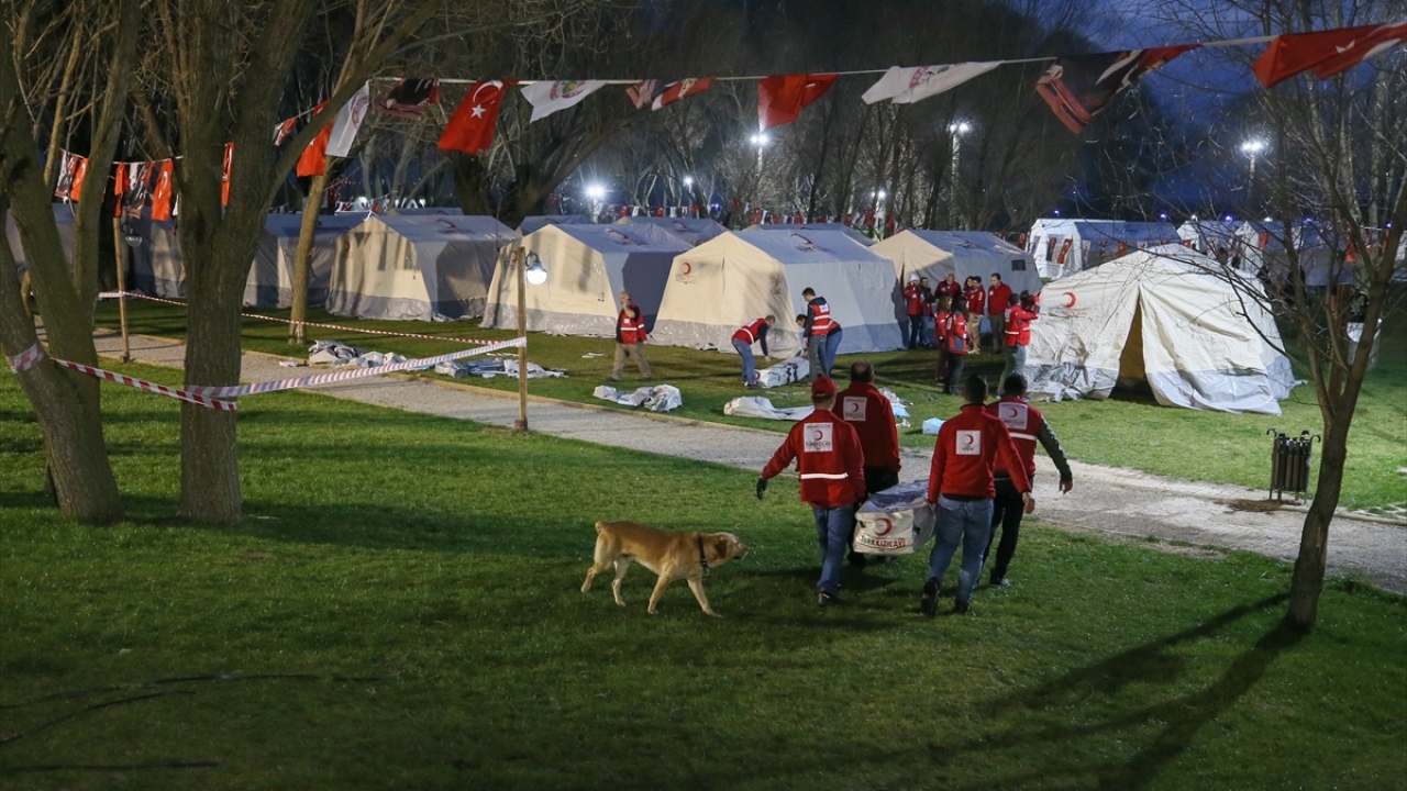 Yaklaşık 400 çadırın kurulacağı ilçede deprem sonrası evlerinde hasar oluşan vatandaşların yemek ve barınma ihtiyaçları bu bölgede karşılanacak.