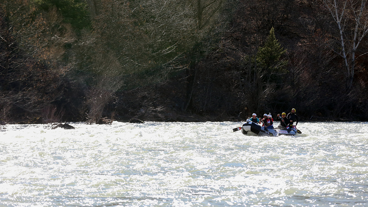Burada daha önce şampiyona için hazırlanan 5 kilometrelik parkuru inceleyen Varank, spor kıyafetlerinin üzerine can yeleği giydi, kaskını taktı ve küreğini eline alarak rafting botuna bindi.