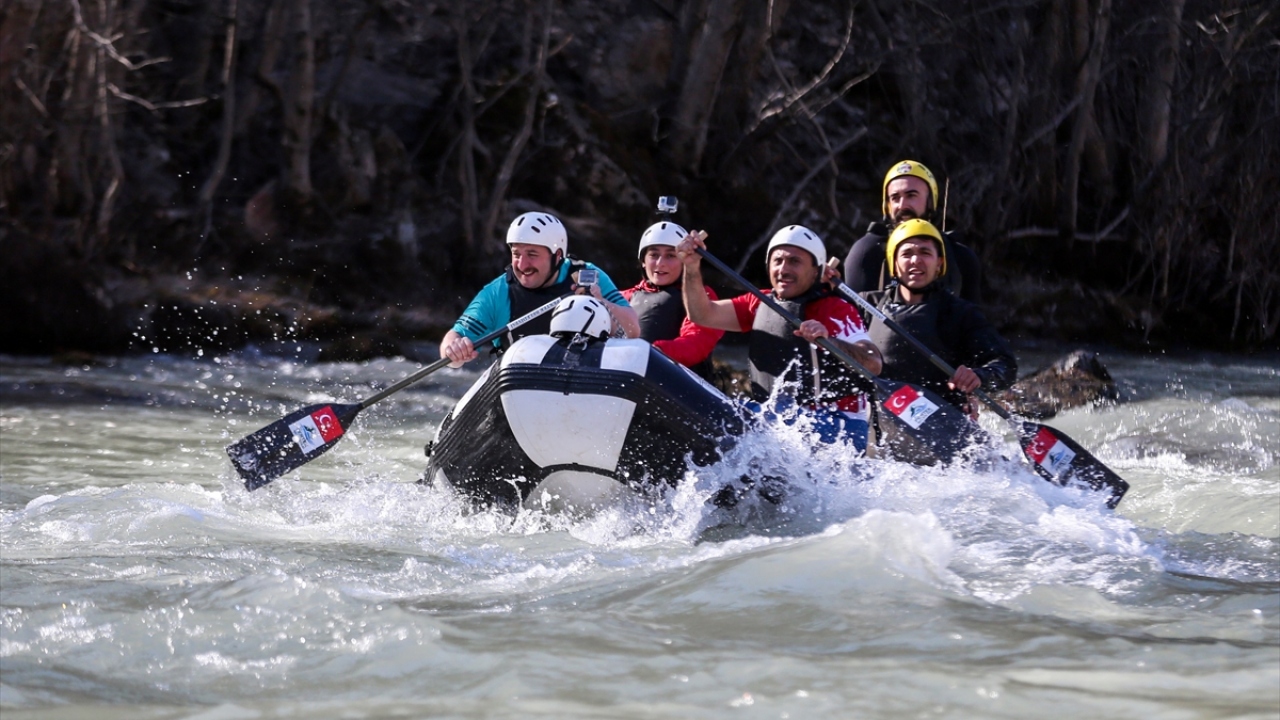 "Teröristlerin `giremez` dedikleri yerlerde rafting yapıyoruz"