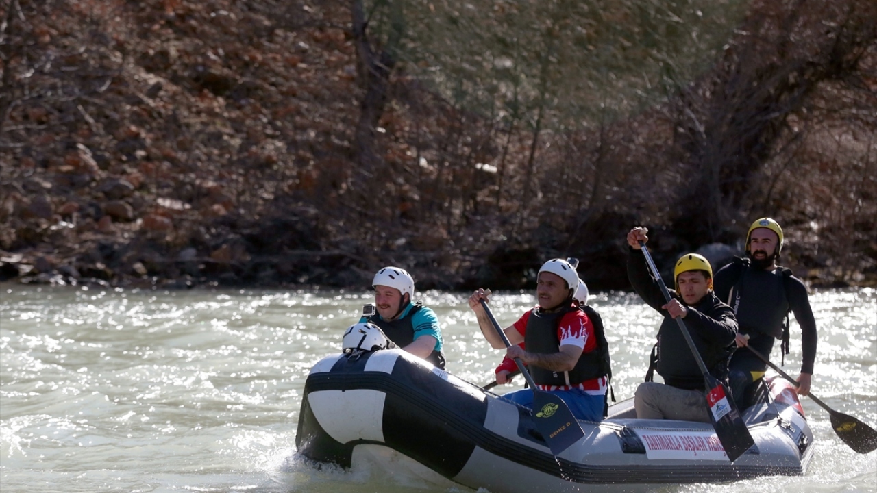 Tunceli`ye yaptığı hizmetlerden dolayı Vali Sonel`e teşekkür eden Varank, yaptıkları rafting ile Tunceli`yi Türkiye`ye ve dünyaya tanıtmış olduklarını anlattı.