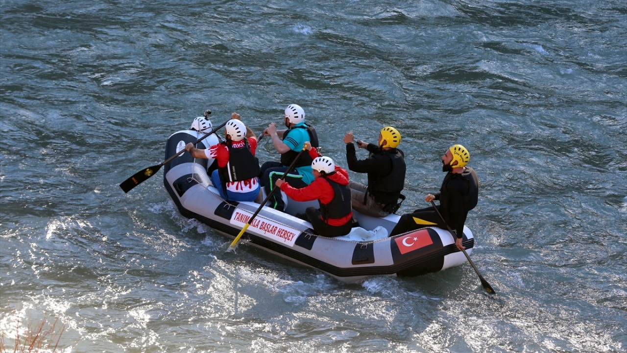 Bakan Varank, kayyum atanmasından sonra 18 ay içerisinde yapılan ve Tunceli`yi "Huzur Şehri" haline getiren 62 projenin resmi açılışını yaptıklarını hatırlattı.
