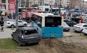 Beyazıt'ta halk otobüsü yayalara çarptı