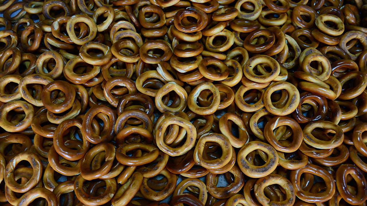 Yaklaşık 500 yıldır yörede üretilen Giresun simidi, pekmezin verdiği tattan dolayı rağbet görüyor. 