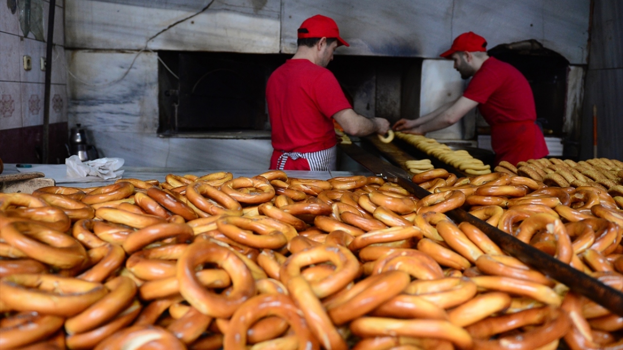 Simit ustalarınca su, tuz, pekmez ve maya kullanılarak üretilen hamur, kesimi yapıldıktan sonra suda haşlanıyor. Daha sonra pekmeze batırılan simit fırında kurutulduktan sonra tekrar fırına sürülerek pişiriliyor.