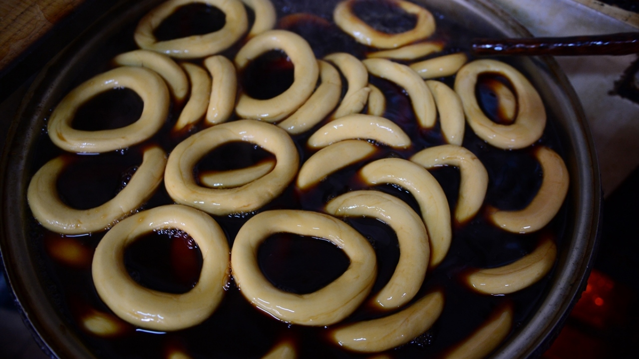 Simidin köylerden gelen bir lezzet olduğunu belirten Demir, "Eskiden köylerde daha büyük şekilde yapılıyormuş. Zaman içerisinde küçülerek günümüze kadar bu şekilde gelmiş. Halen de köylerde daha değişik şekillerde yapılmaya devam ediliyor." dedi.