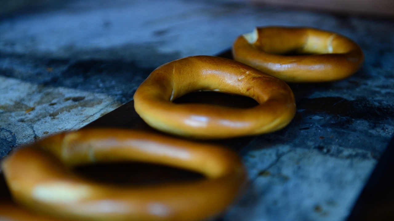 İl Kültür ve Turizm Müdürü Kemal Gürgenci, simidin tescil aşamasında olduğunu kaydederek, Doğu Karadeniz Kalkınma Ajansınca Giresun`a özgü 16 ürünün tescil çalışmasının yapıldığını, bu ürünler arasında Giresun simidinin de yer aldığını söyledi.